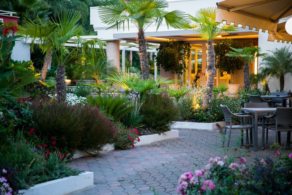 Hotel Ares Pontinia Buitenkant foto