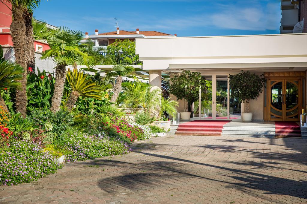 Hotel Ares Pontinia Buitenkant foto