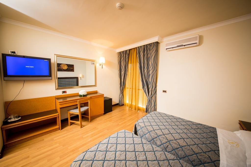 Hotel Ares Pontinia Buitenkant foto