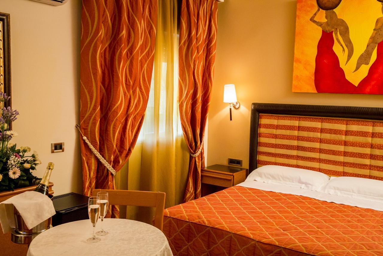 Hotel Ares Pontinia Buitenkant foto